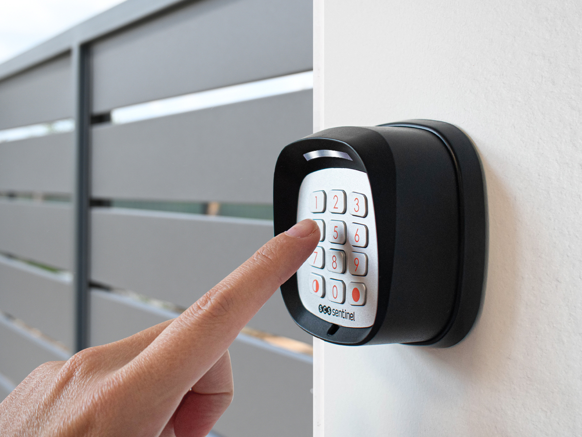 el teclado inalámbrico CodeGate para puertas tiene un alcance en campo abierto de 50 metros