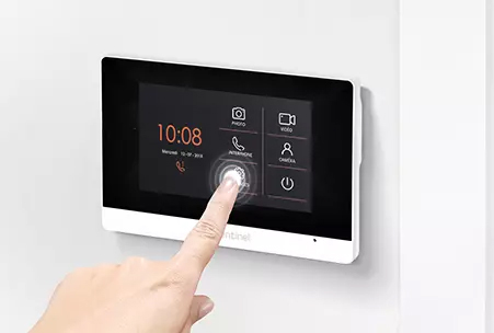 Interphone vidéo filaire VisioDoor 4.3+ avec un écran tactile et extra plat.