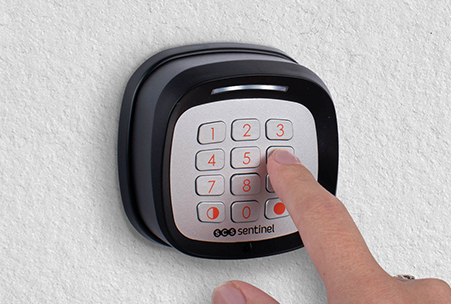 el teclado inalámbrico para cancelas CodeGate tiene teclas metálicas, parte trasera metálica y carcasa negra