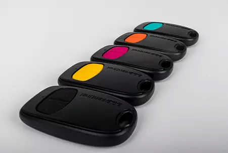 5 télécommandes SimplyControl avec 5 coloris différents