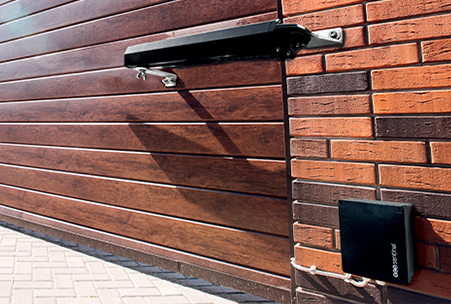 Kit de motorreductor de tornillo sin fin SimplyOpen 1 para cancelas de 2 hojas y caja con placa electrónica