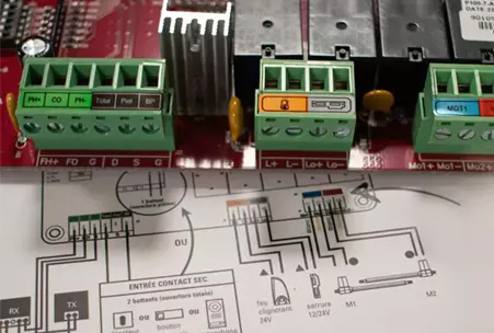 Installation et raccordement facile des accessoires sur la motorisation de portail opengate 1