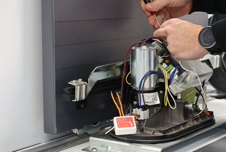 mise en place du module yokis dans la motorisation de portail coulissante professionnelle
