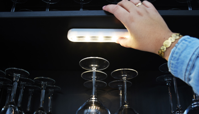 Ilumina fácilmente los espacios pequeños con la PushLight, una lámpara LED inalámbrica.