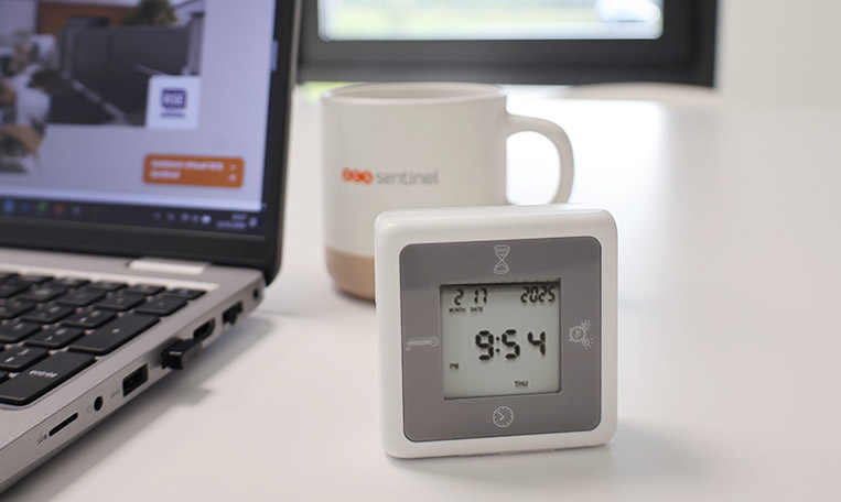 Thermomètre multifonction mesurant la température intérieure, avec affichage de la date et de l'heure, ainsi que des fonctions alarme et minuteur.