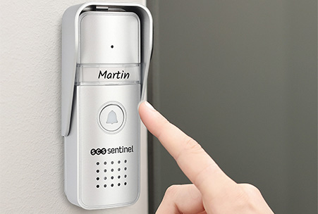 L’interphone audio filaire AudioDoor se compose d’un combiné intérieur et d’une platine de rue en aluminium, résistante aux intempéries (IP55).