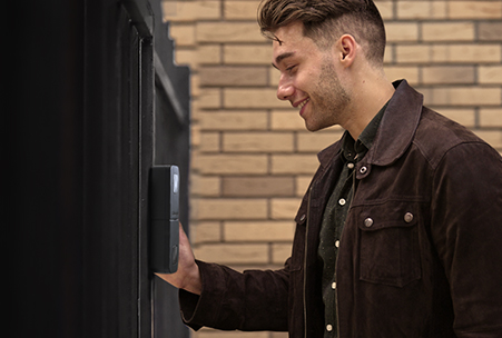 La platine de rue du visiophone HeyView AIR est résistante aux intempéries avec son IP65