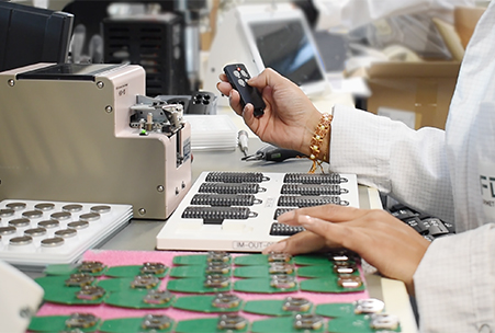 Les télécommandes françaises FrenchControl permettent de contrôler à distance votre portail et porte de garage,