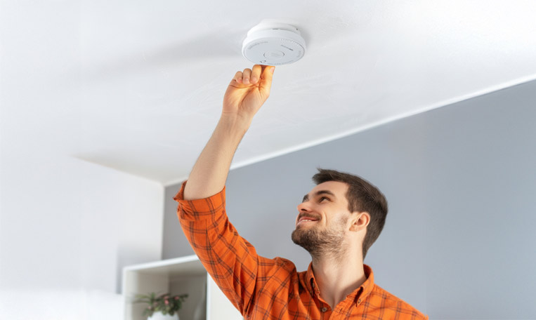 Le détecteur de fumée SmokeAlarm 3Y détecte rapidement la fumée et déclenche sirène de 85 dB