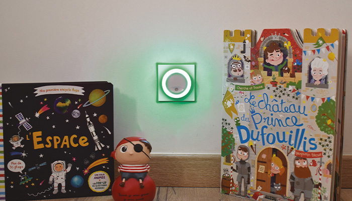 Esta luz nocturna PlugLight se enchufa fácilmente en una toma de corriente y emite una luz suave que calma a los niños.