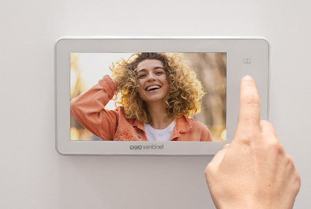 Le moniteur VisioKit 7 est mains libres, pas besoin de combiné. Les touches sont sensitives au toucher pour l'ouverture de votre gâche, portail ou portillon.