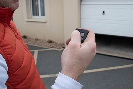 Le kit de motorisation porte de garage électrique CarGate 800 TRIO connecté inclus 3 télécommandes françaises