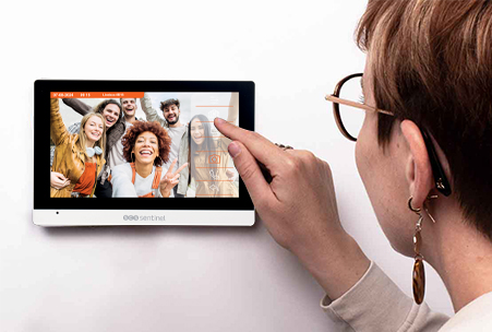 l'écran du visiophone visiodoor wi-fi est tactile et extra plat